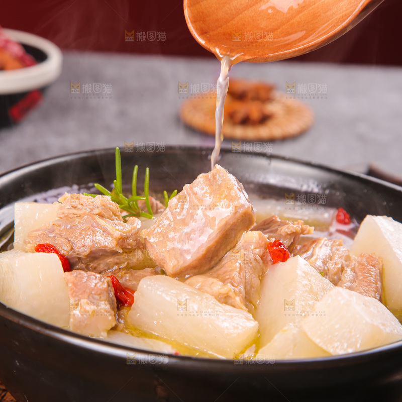 碗里的萝卜炖牛腩