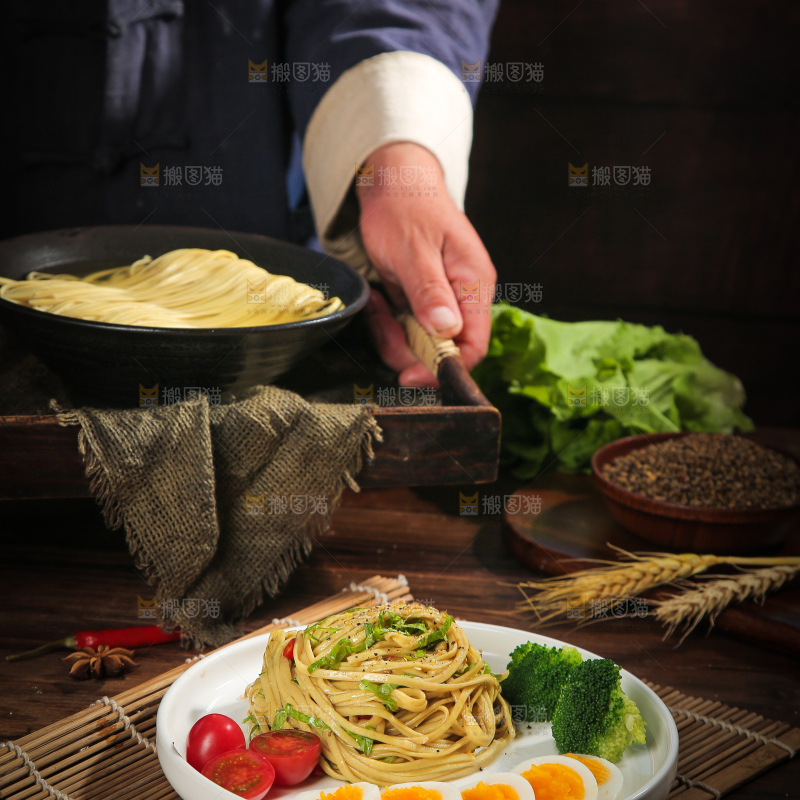 盘子里的苦荞拌面