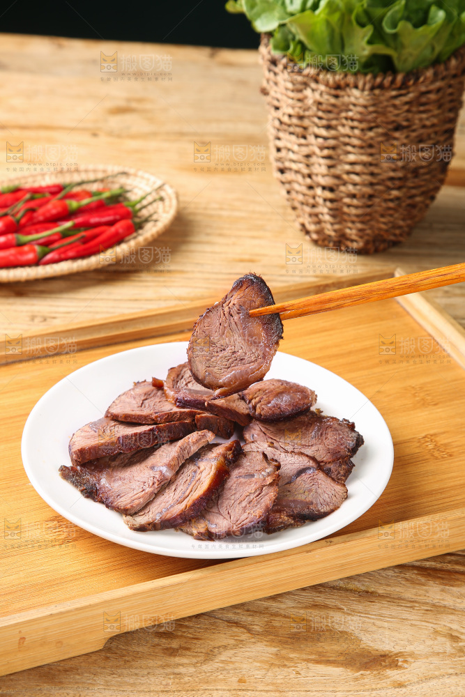 盘子里的卤牛肉