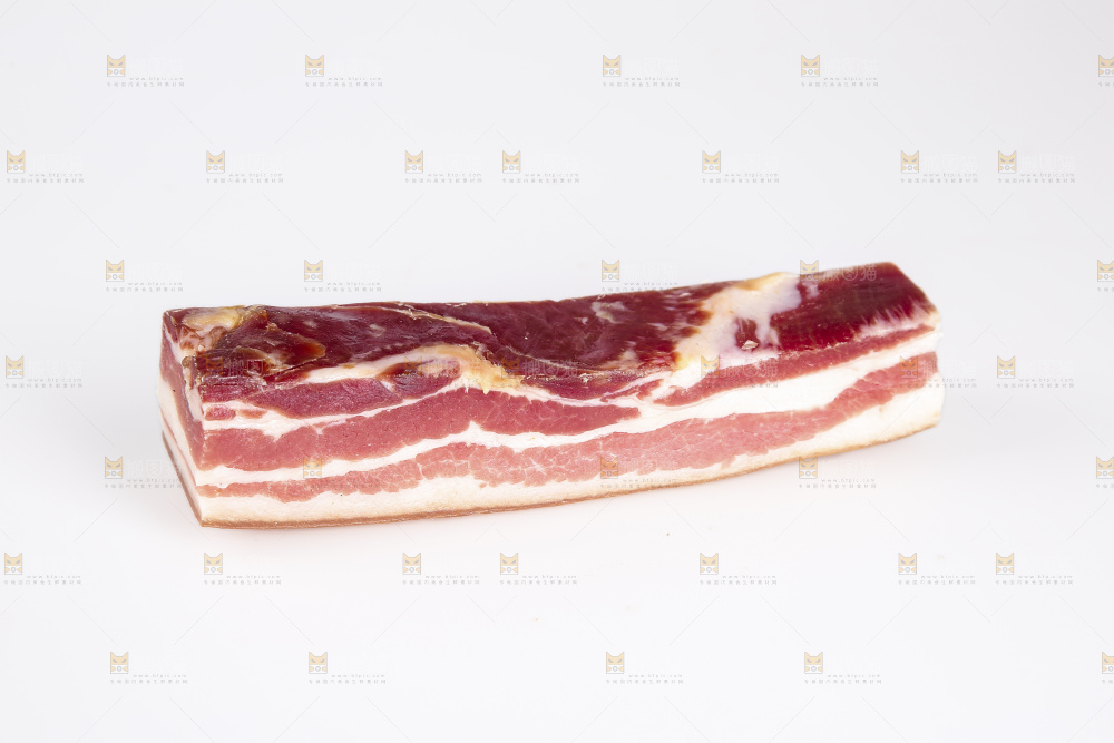 白底上的五花咸肉