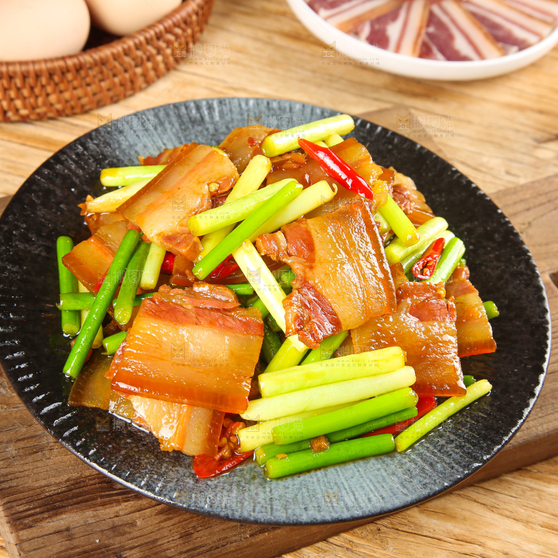 盘子里的蒜苔炒腊肉