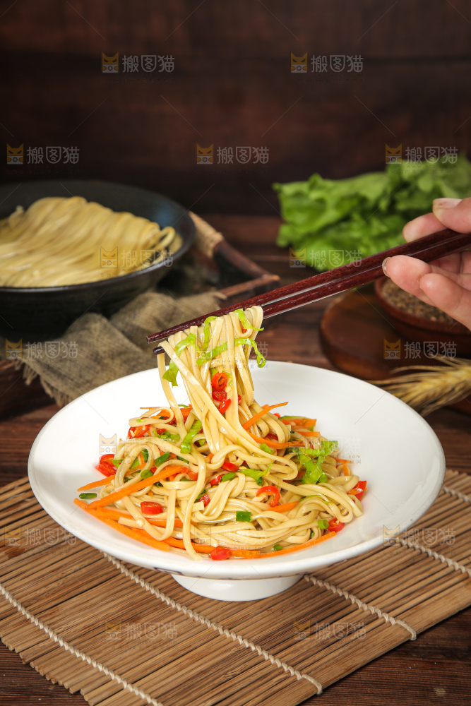 盘子里的苦荞拌面