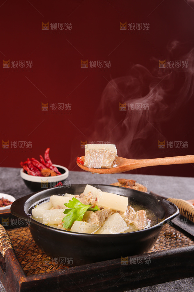 碗里的萝卜炖牛腩