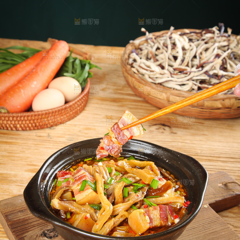 盘子里的茄子炖腊肉
