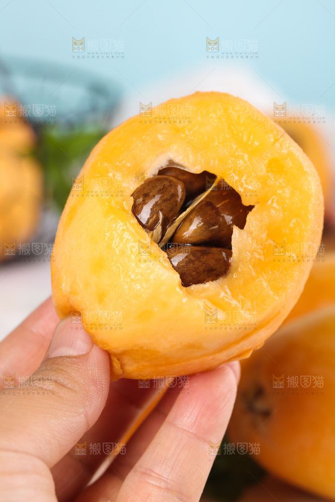 浅底上的新鲜枇杷