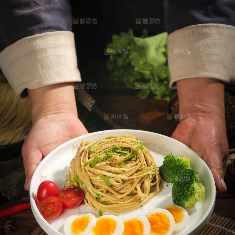 盘子里的苦荞拌面