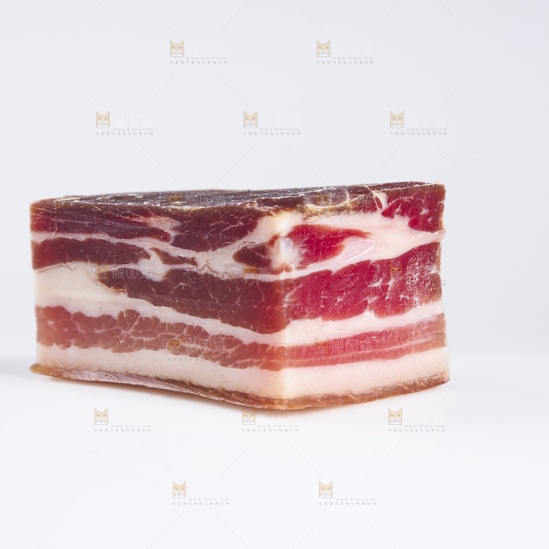 白底上的五花咸肉
