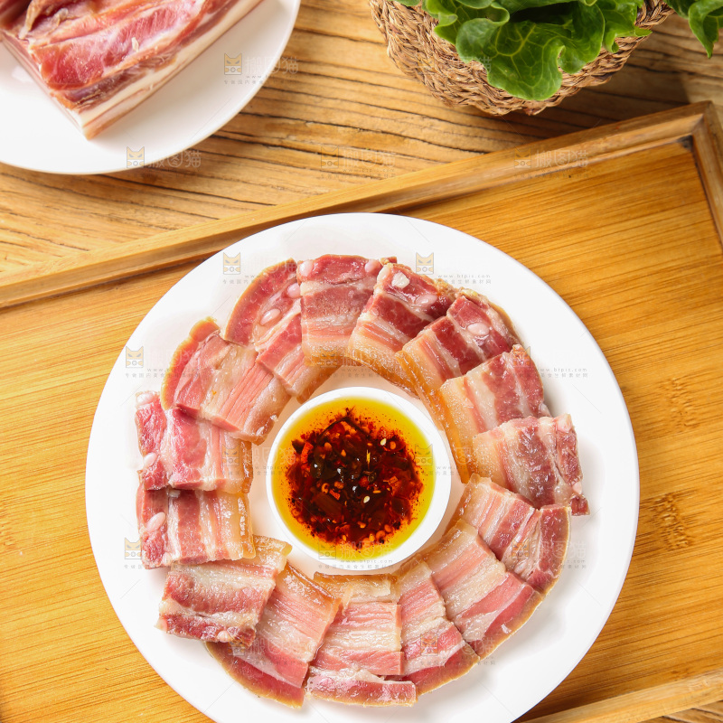 盘子里的咸腊肉