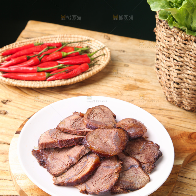 盘子里的卤牛肉