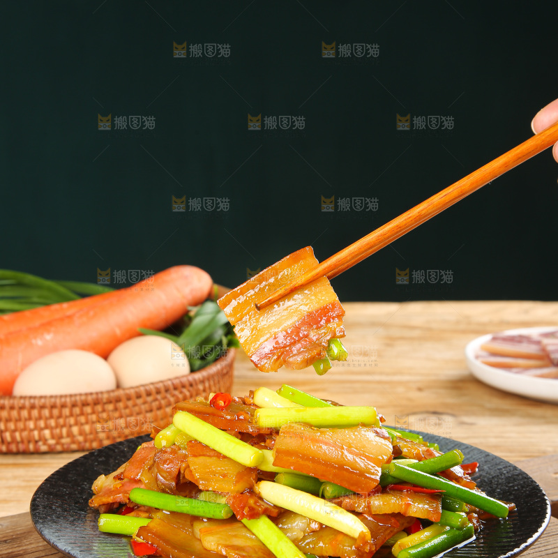 盘子里的蒜苔炒腊肉