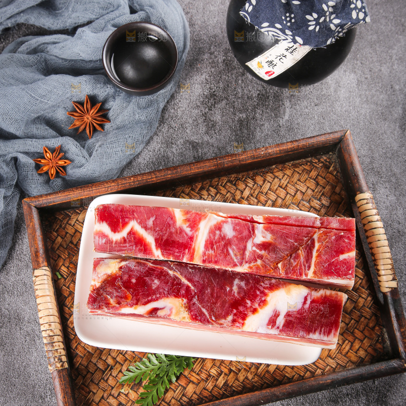 深底上的五花咸肉