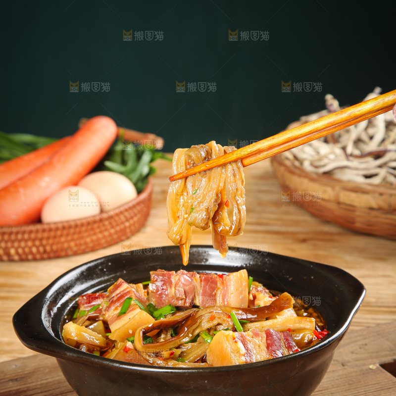 盘子里的茄子炖腊肉