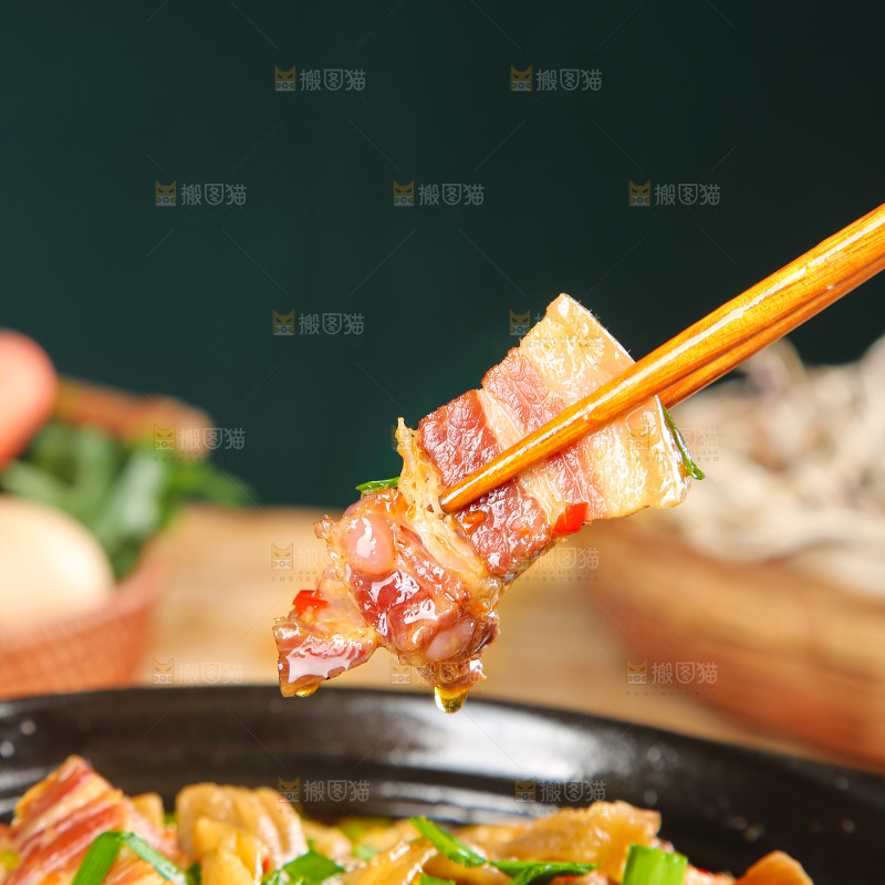 盘子里的茄子炖腊肉