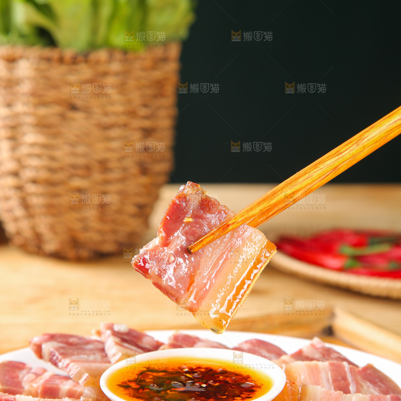 盘子里的咸腊肉