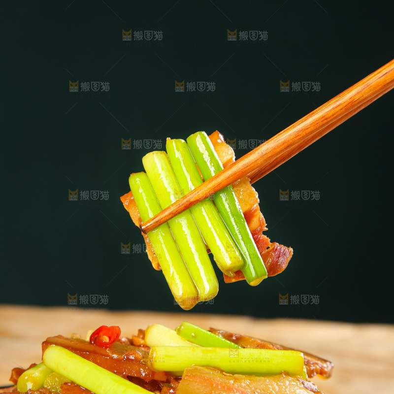 盘子里的蒜苔炒腊肉