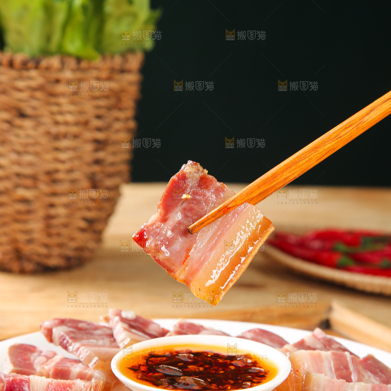 盘子里的咸腊肉
