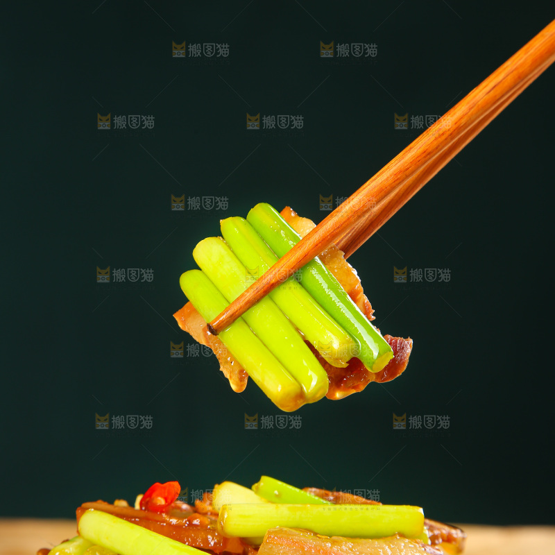 盘子里的蒜苔炒腊肉