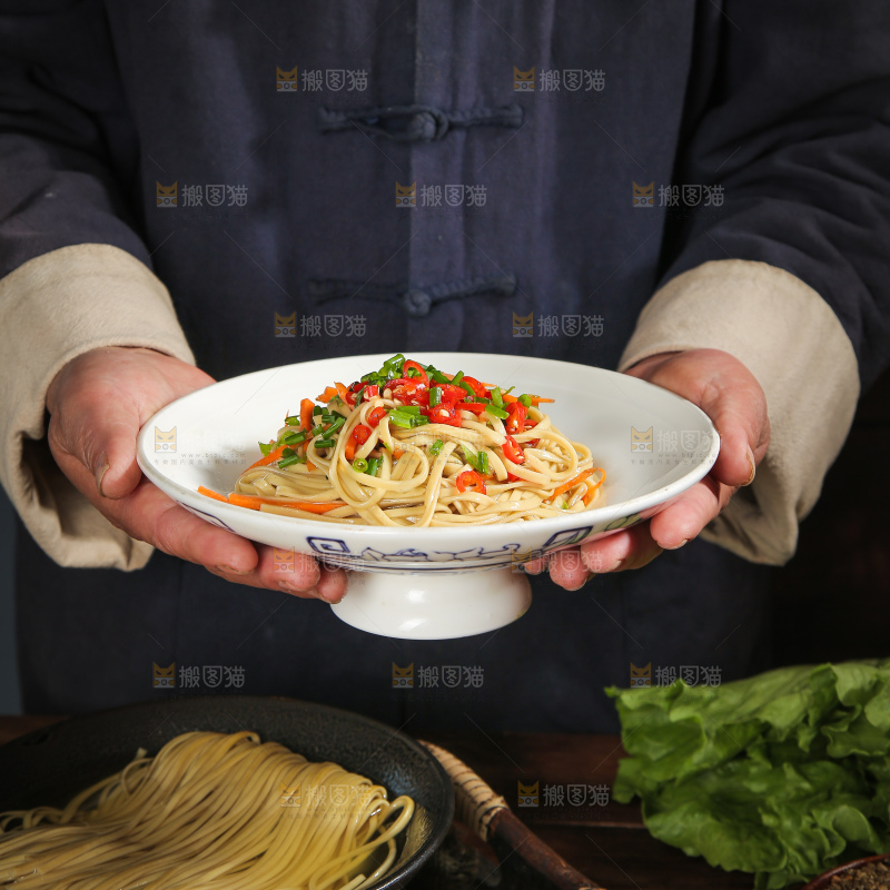 盘子里的苦荞拌面