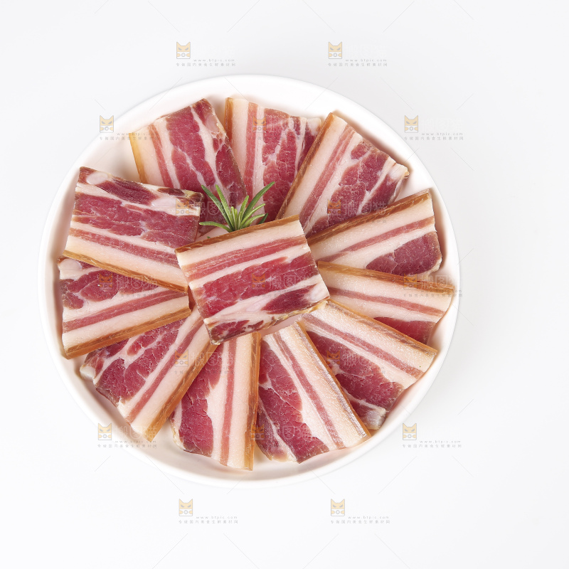 盘子里的咸腊肉