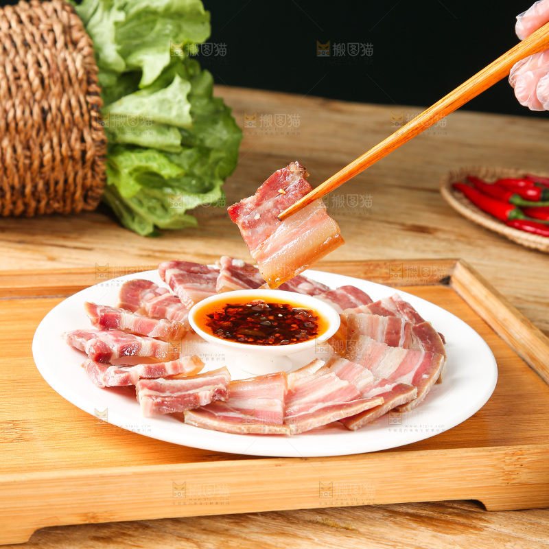 盘子里的咸腊肉