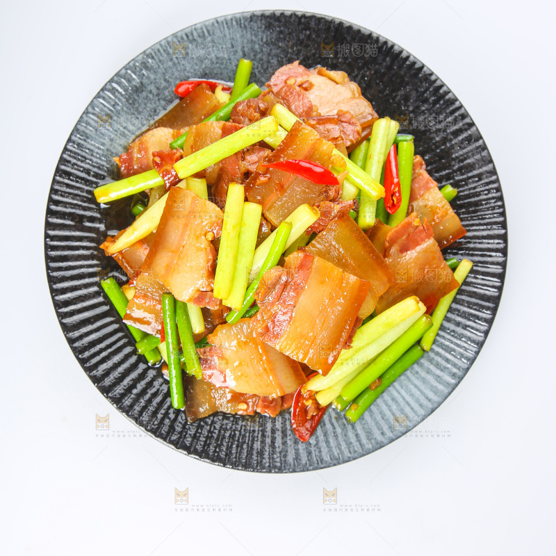 盘子里的蒜苔炒腊肉