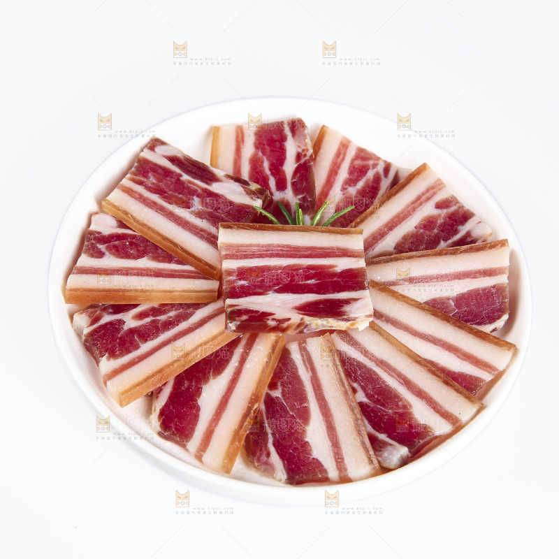 盘子里的咸腊肉
