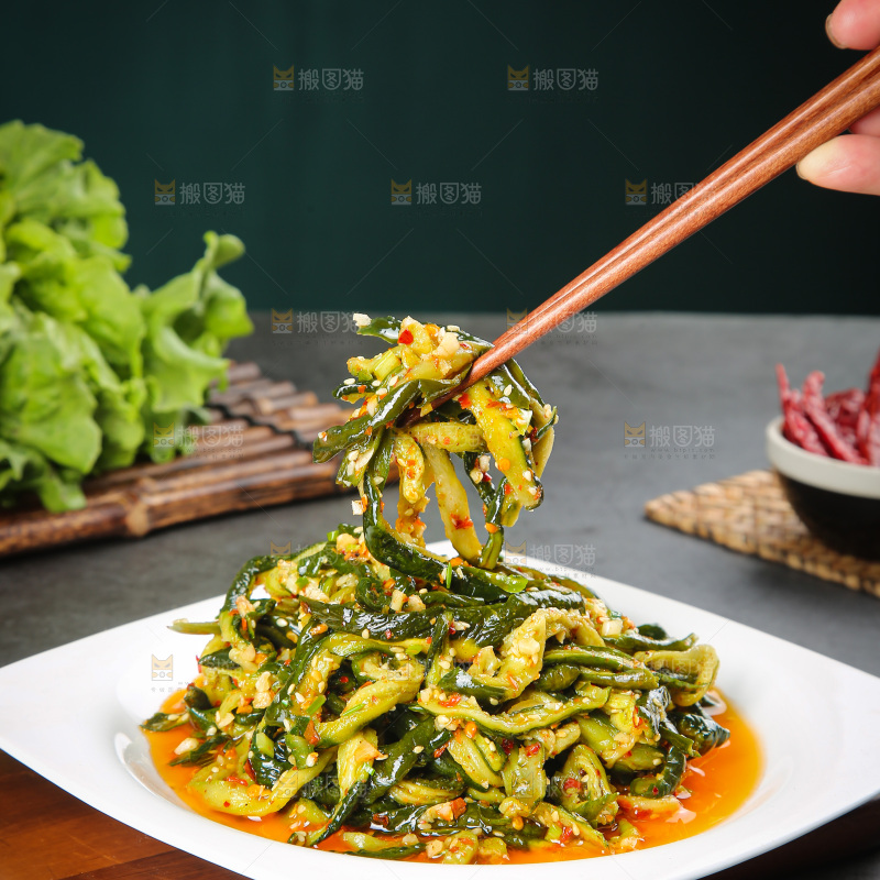盘子里的黄瓜干