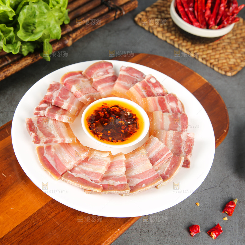 盘子里的咸腊肉