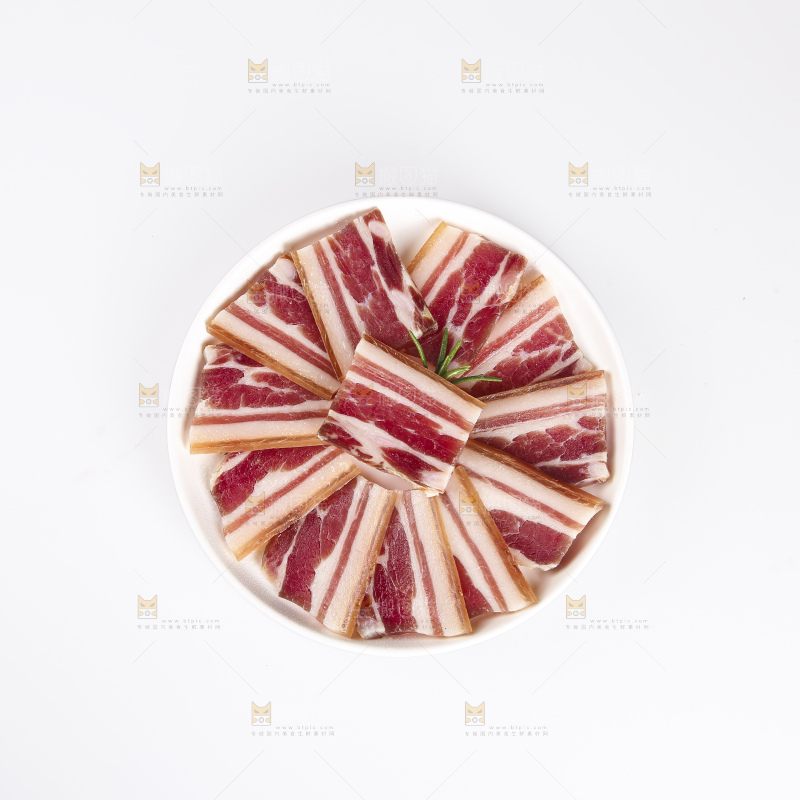 盘子里的咸腊肉