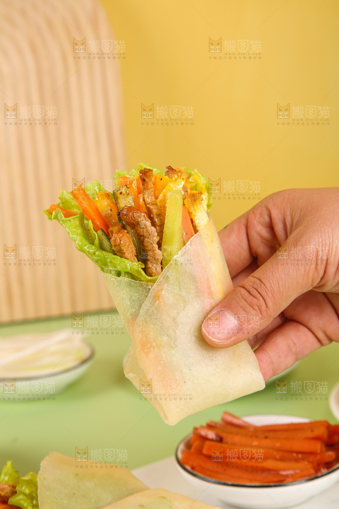 浅底上的卷饼