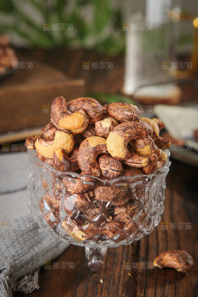深底上的紫皮腰果