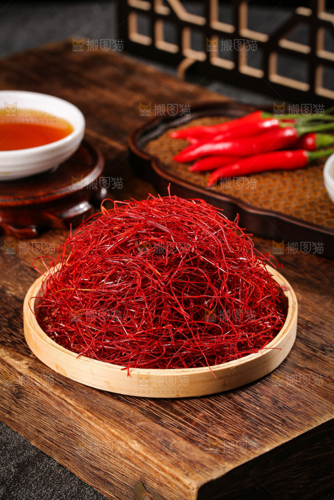 深底上的细辣椒丝