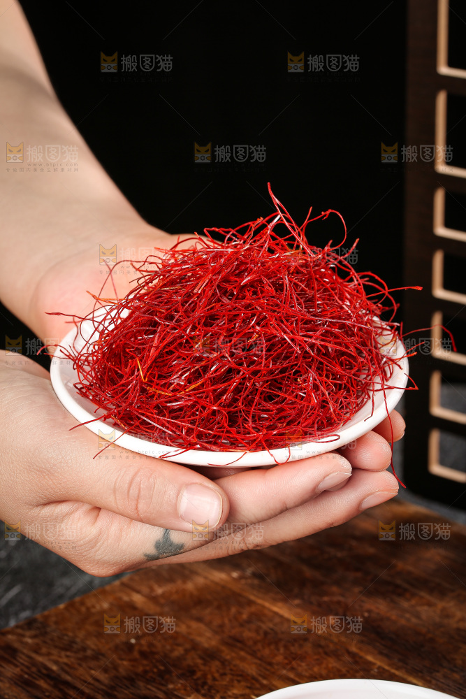 深底上的细辣椒丝
