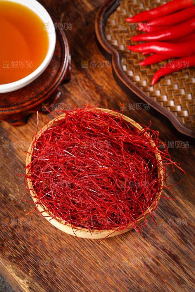 深底上的细辣椒丝