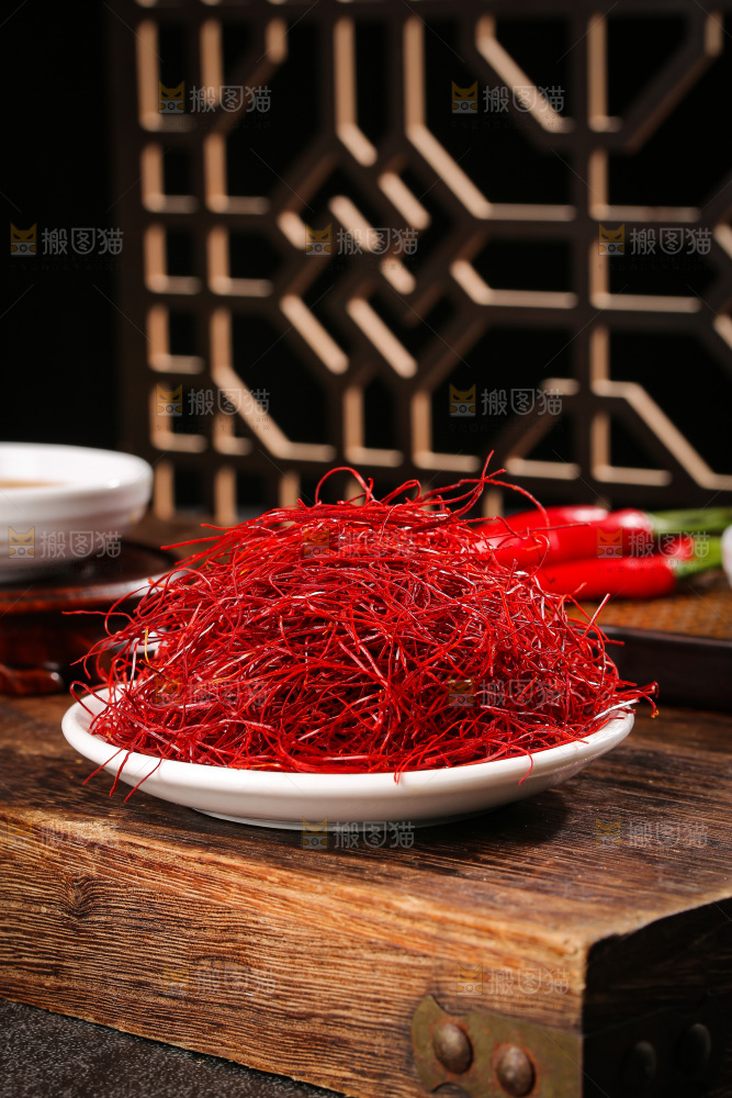 深底上的细辣椒丝