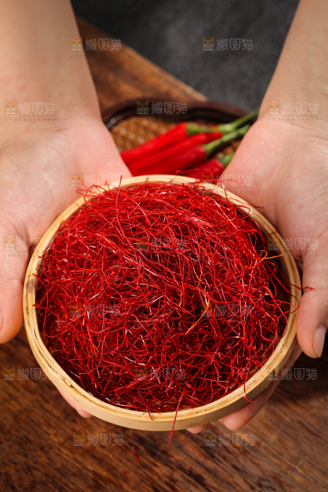 深底上的细辣椒丝