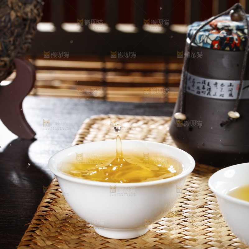深底上的普洱茶