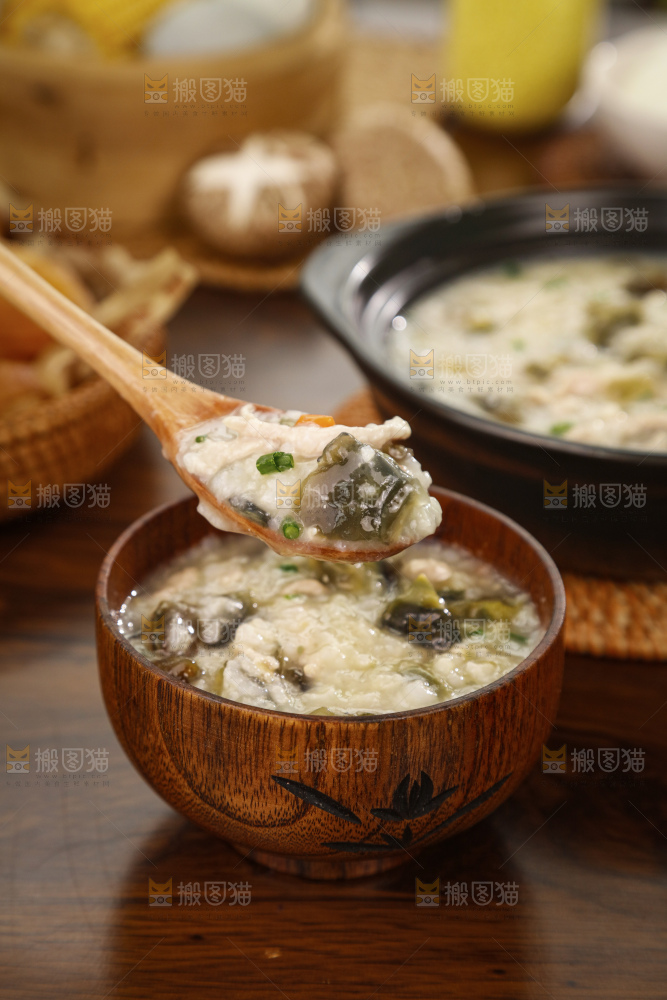深底上的皮蛋瘦肉粥