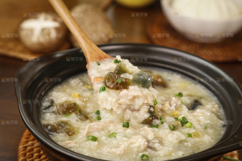深底上的皮蛋瘦肉粥