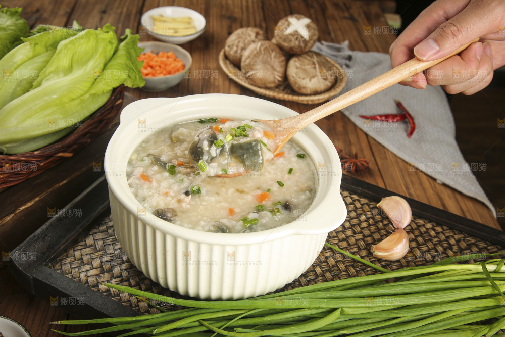 碗里的皮蛋瘦肉粥