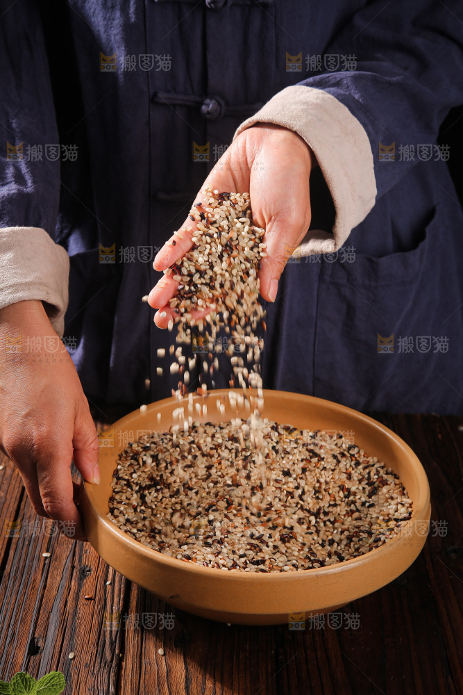 深底上的三色糙米