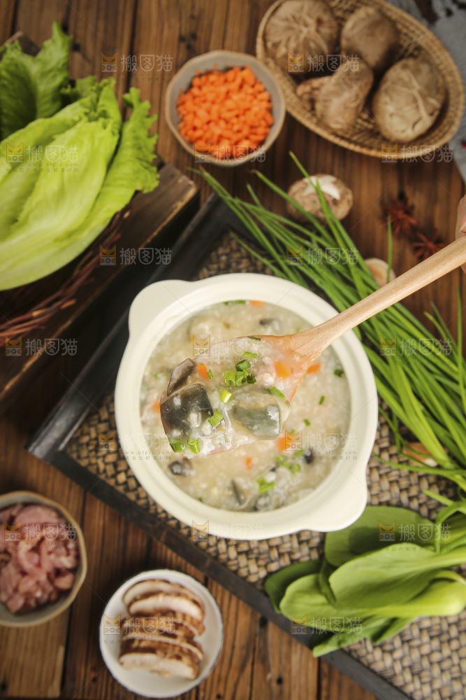 碗里的皮蛋瘦肉粥
