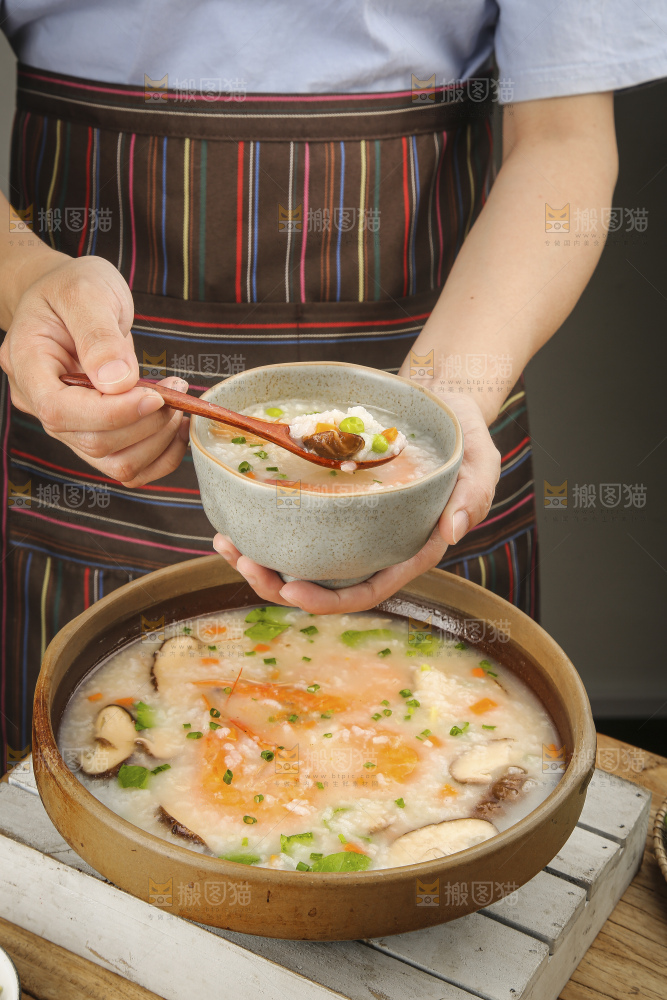 碗里的海鲜粥