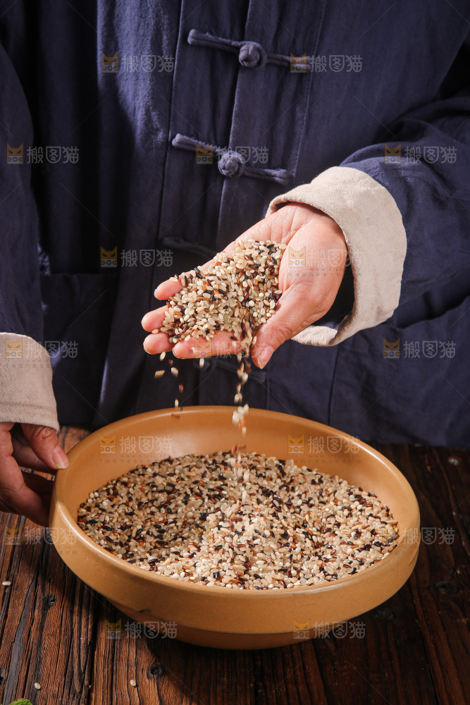 深底上的三色糙米