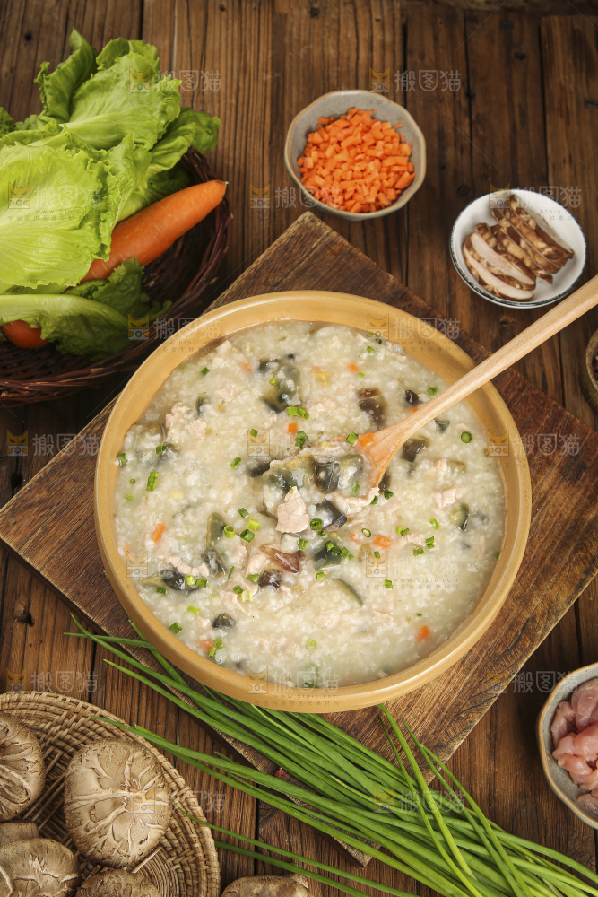 碗里的皮蛋瘦肉粥