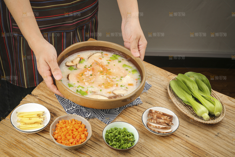碗里的海鲜粥