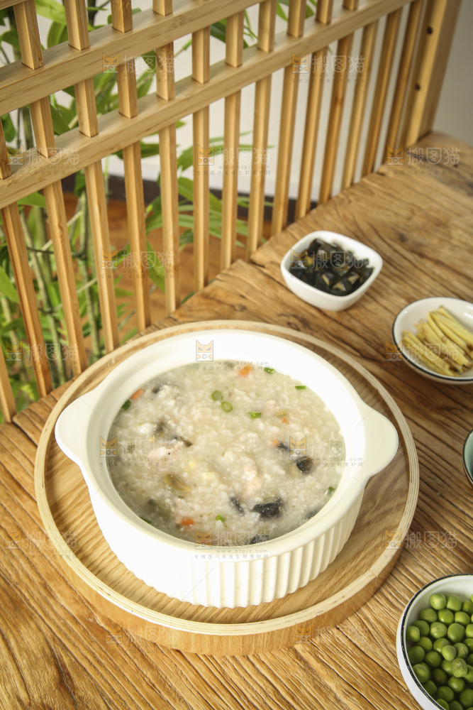 碗里的皮蛋瘦肉粥