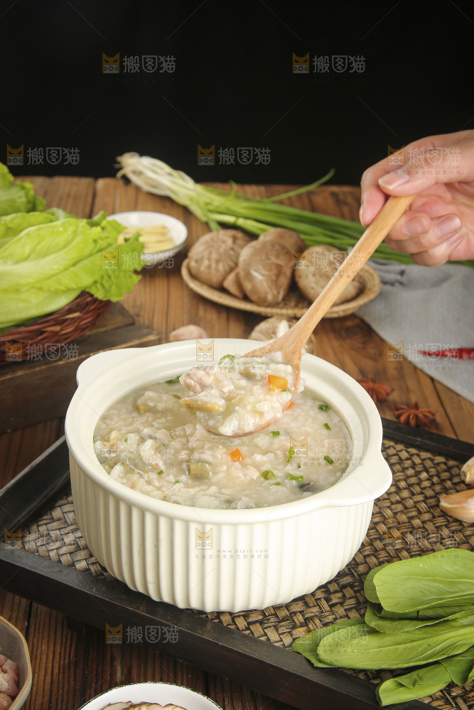 碗里的皮蛋瘦肉粥