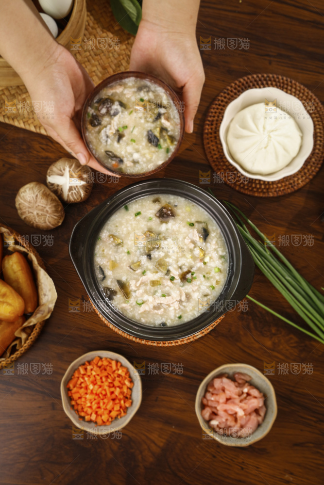 深底上的皮蛋瘦肉粥