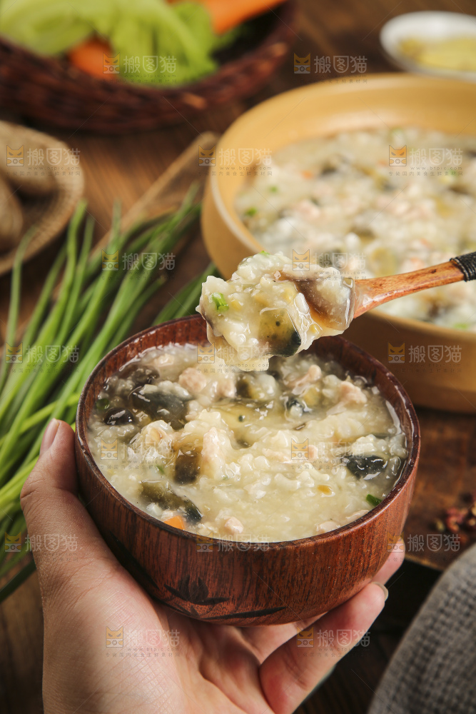 碗里的皮蛋瘦肉粥